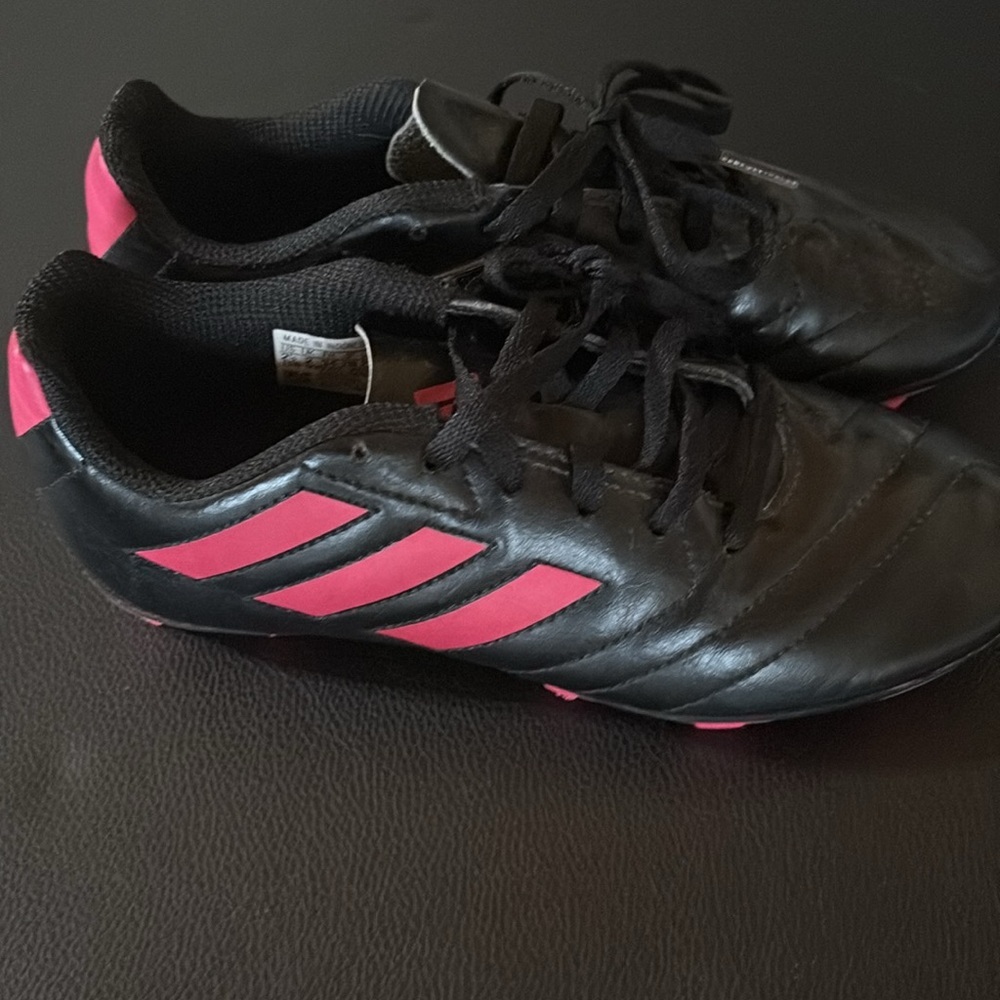 Girls 2.5 Adidas Black and Pink Soccer Cleats - Picture 2 of 6